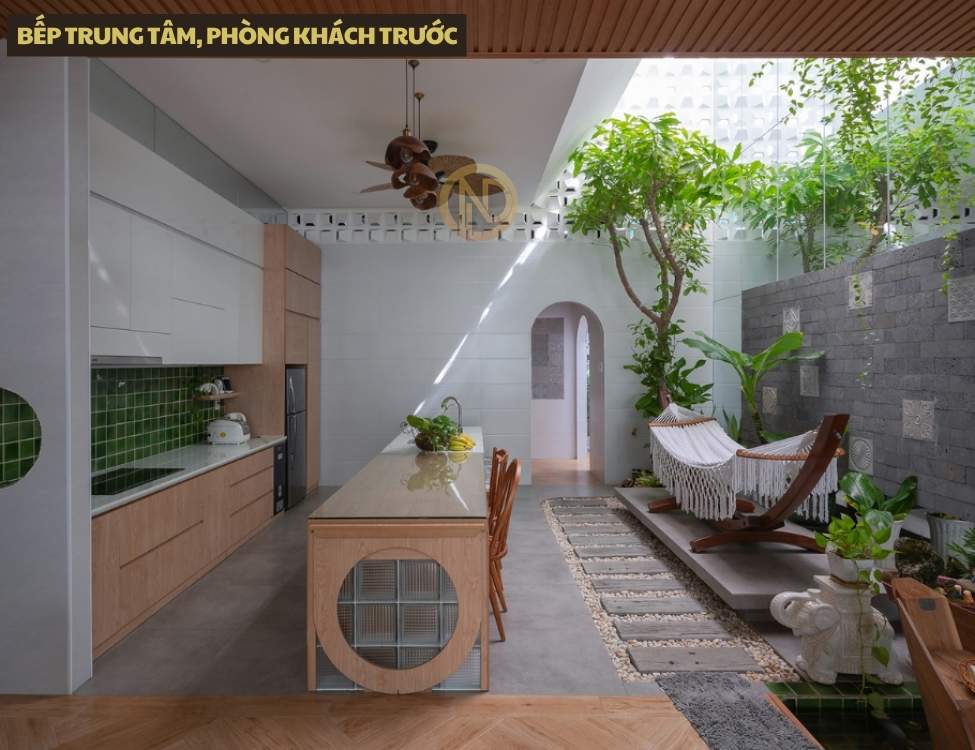 nhà 2 tầng có bếp trung tâm, phòng khách trước 