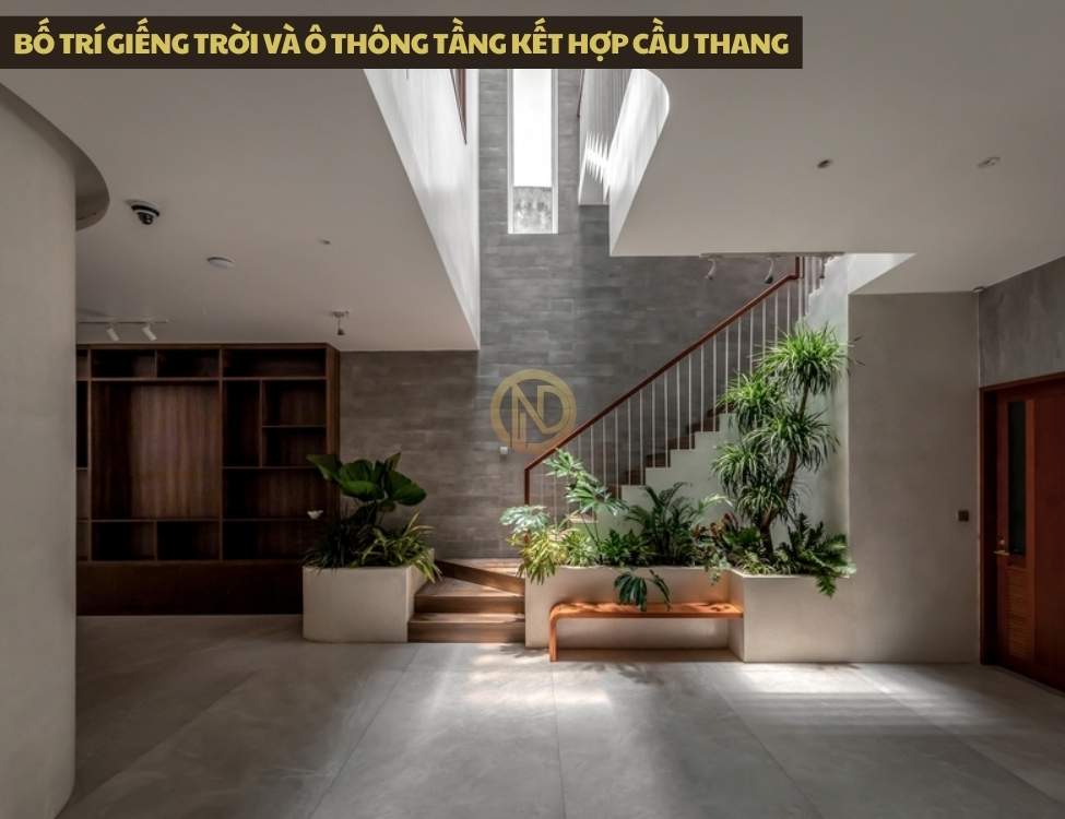 Bố trí giếng trời và ô thông tầng kết hợp cầu thang giữa hoặc lệch nhà