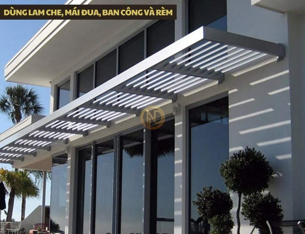 Dùng lam che, mái đua, ban công và rèm để giảm nắng – mưa trực diện