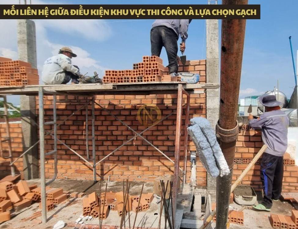 Mối liên hệ giữa điều kiện khu vực thi công và lựa chọn gạch