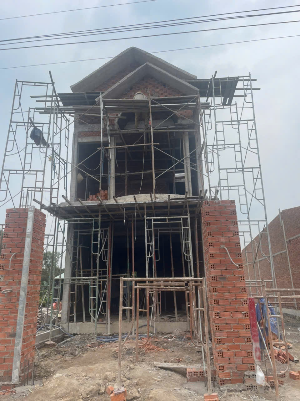 Thi công xây dựng nhà 2 tầng phần thô thực tế tại công trình năm 2026