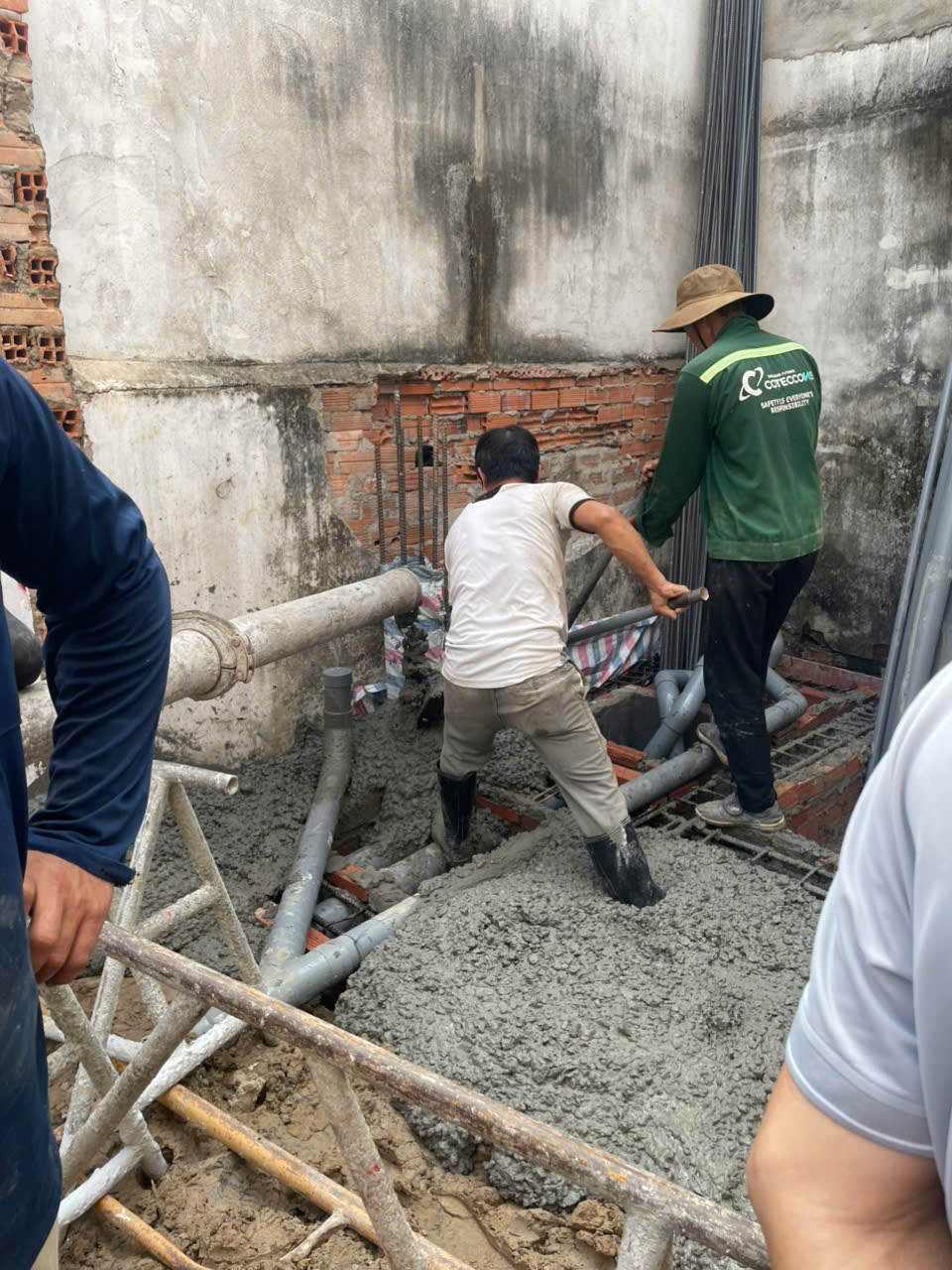 Đổ bê tông sàn tầng trệt nhà phố quận 9