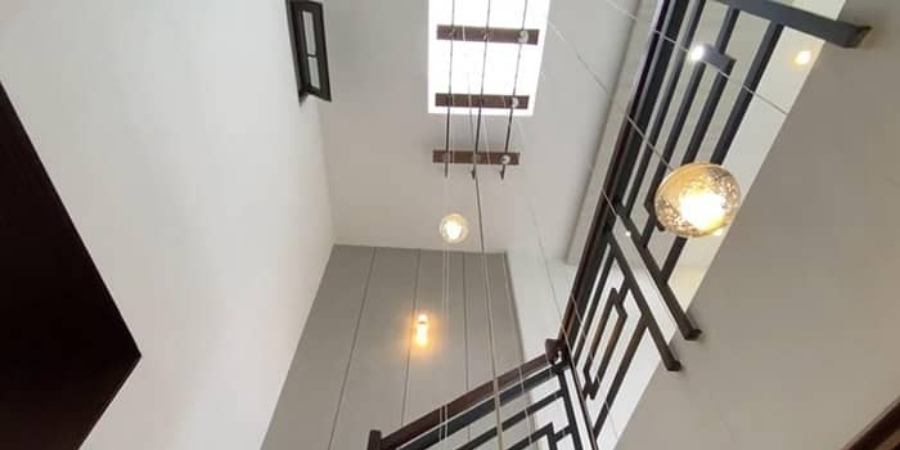 Kết hợp cầu thang với khoảng lấy sáng giữa nhà