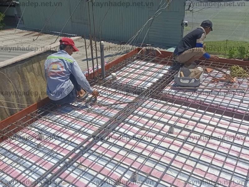 đổ bê tông sàn 1 chị Nhự, Đông Thạnh