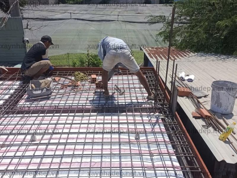đổ bê tông sàn 1 chị Nhự, Đông Thạnh
