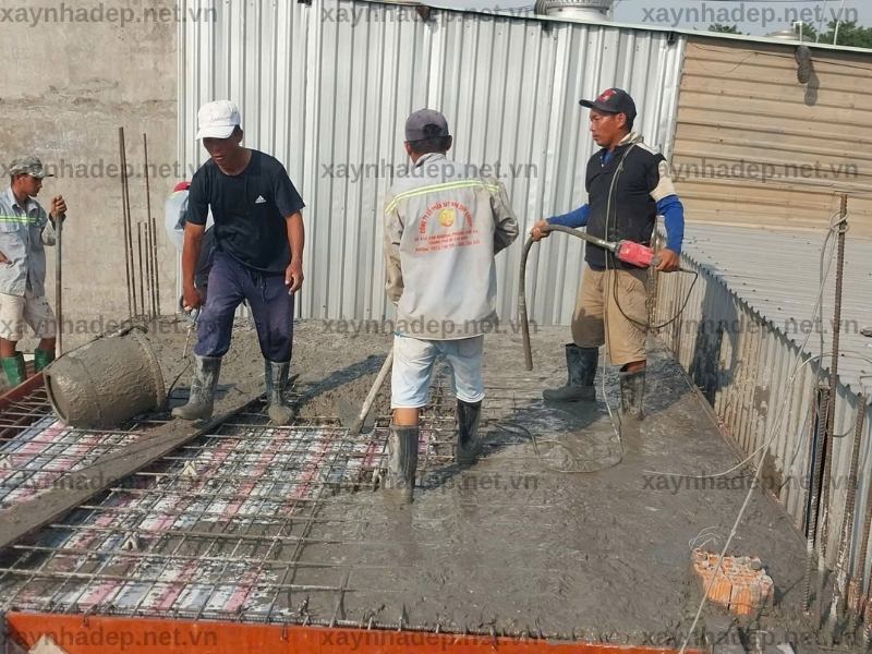 Mỗi công trình đều bắt đầu từ một sự tin tưởng và kết thúc bằng một tổ ấm hoàn thiện. Với bên mình, việc cập nhật tiến độ không chỉ giúp gia chủ dễ dàng theo dõi từng hạng mục, mà còn thể hiện sự minh bạch trong suốt quá trình thi công.Dưới đây là nhật ký thi công nhà 3 tầng phong cách hiện đại của chị Nhự tại phường Đông Thạnh, TP.HCM, do Xây Nhà Đẹp Group thực hiện theo hạng mục Xây Nhà Trọn Gói.Thông tin dự án
Chủ đầu tư: Chị Nhự
Địa điểm: Phường Đông Thạnh, TP.HCM
Loại hình: Nhà phố 3 tầng hiện đại
Hạng mục: Xây Nhà Trọn Gói
Đơn vị thi công: Xây Nhà Đẹp Group
Tiến độ công trình
✅ Giai đoạn 1: Ký kết hợp đồng
✅ Giai đoạn 2: Hiện trạng khu đất & nhu cầu gia chủ
✅Giai đoạn 3: Lễ khởi công & chuẩn bị công trường
✅ Giai đoạn 4: Thi công phần móng
⏳ Giai đoạn 5: Thi công phần thô
⏳Giai đoạn 6: Thi công hoàn thiện
⏳ Giai đoạn 7: Nghiệm thu & bàn giao
Giai đoạn 1: Ký kết hợp đồngSau khi khảo sát hiện trạng, trao đổi nhu cầu sử dụng và thống nhất phương án thiết kế, chị Nhự đã chính thức ký kết hợp đồng xây nhà trọn gói cùng Xây Nhà Đẹp Group.Trong buổi ký kết, hai bên thống nhất đầy đủ về phạm vi công việc, vật tư sử dụng, tiến độ thi công cũng như các hạng mục sẽ thực hiện. Bên mình luôn mong muốn mọi thông tin đều được thể hiện rõ ràng ngay từ đầu để gia chủ an tâm trong suốt quá trình xây dựng.Giai đoạn 2: Hiện trạng khu đất & nhu cầu gia chủTrước khi triển khai thi công, đội ngũ kỹ thuật tiến hành khảo sát hiện trạng khu đất và lập phương án thi công phù hợp.Do khu đất đã có nhà cũ, công tác đập phá được thực hiện cẩn thận theo đúng quy trình nhằm đảm bảo an toàn cho các công trình lân cận, đồng thời tạo mặt bằng sạch để chuẩn bị cho giai đoạn khởi công.Đây cũng là thời điểm bên mình rà soát lại toàn bộ cao độ nền, ranh giới xây dựng và các yếu tố kỹ thuật để hạn chế phát sinh trong quá trình thi công.Giai đoạn 3: Lễ khởi công & chuẩn bị công trường
Chính thức khởi công công trìnhSau khi hoàn tất công tác chuẩn bị và các thủ tục cần thiết, công trình nhà phố 3 tầng của chị Nhự tại phường Đông Thạnh đã chính thức được khởi công.Buổi lễ diễn ra trong không khí trang trọng với sự tham gia của gia chủ cùng đội ngũ kỹ sư, giám sát và nhân sự thi công. Đây không chỉ là một nghi thức truyền thống mà còn đánh dấu cột mốc quan trọng, mở đầu cho hành trình xây dựng tổ ấm mới của gia đình.Giai đoạn 4: Thi công phần móngSau khi hoàn tất công tác chuẩn bị mặt bằng, công trình nhà chị Nhự chính thức bước vào giai đoạn thi công phần móng. Hiện tại, đội ngũ Xây Nhà Đẹp Group đang triển khai các hạng mục đài cọc, giằng móng và sàn móng.Thi công đài cọc và giằng móngĐài cọc có nhiệm vụ tiếp nhận tải trọng từ công trình và truyền xuống hệ cọc bên dưới. Giằng móng giúp liên kết các vị trí móng, tăng độ ổn định và hạn chế tình trạng chuyển vị không đồng đều.Trong quá trình thi công, đội ngũ kỹ thuật kiểm tra vị trí, cao độ, kích thước và cách bố trí cốt thép theo hồ sơ thiết kế. Cốp pha cũng được gia cố cẩn thận trước khi tiến hành đổ bê tông.Đây là những hạng mục sau này sẽ nằm bên dưới công trình nên cần được kiểm tra kỹ ngay từ đầu. Quan điểm của bên mình là không chạy theo tiến độ ở phần móng, bởi sai sót tại giai đoạn này thường khó phát hiện và tốn nhiều công sức để xử lý về sau.Đổ bê tông sàn móngSau khi hoàn tất cốt thép, cốp pha và các phần việc liên quan, đội ngũ thi công tiến hành đổ bê tông sàn móng. Quá trình thực hiện được tổ chức theo từng khu vực để bê tông được phân bổ đồng đều và hạn chế xuất hiện khoảng rỗng.Trước khi chuyển sang hạng mục tiếp theo, bên mình tiếp tục kiểm tra bề mặt, cao độ và tình trạng bê tông thực tế. Công tác bảo dưỡng cũng được thực hiện phù hợp để bê tông phát triển cường độ và giảm nguy cơ nứt sớm.Hiện phần móng của công trình đang được triển khai theo đúng trình tự:Thi công và kiểm tra đài cọc.
Lắp đặt cốt thép giằng móng.
Gia cố cốp pha.
Kiểm tra cao độ và vị trí các cấu kiện.
Đổ bê tông sàn móng.
Bảo dưỡng và kiểm tra trước khi chuyển sang phần thô.Phần móng không phải hạng mục nổi bật khi ngôi nhà hoàn thiện, nhưng lại ảnh hưởng trực tiếp đến độ ổn định lâu dài của công trình. Vì vậy, Xây Nhà Đẹp Group luôn kiểm tra từng công đoạn trước khi nghiệm thu và triển khai phần việc tiếp theo.Giai đoạn 5: Thi công phần thôĐang cập nhật...Giai đoạn 6: Thi công hoàn thiệnĐang cập nhật...Giai đoạn 7: Nghiệm thu & bàn giaoĐang cập nhật...Bên mình sẽ tiếp tục cập nhật tiến độ thi công của công trình theo từng giai đoạn thực tế. Cảm ơn chị Nhự đã tin tưởng lựa chọn Xây Nhà Đẹp Group đồng hành trong hành trình xây dựng tổ ấm mới.