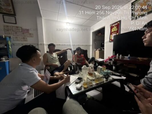 Xây Nhà Đẹp Group tư vấn xây nhà tại nhà khách hàng lúc 10 giờ đêm