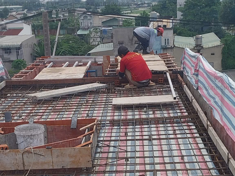 Đổ bê tông mái và cất nóc công trình nhà chị Nhự, Đông Thạnh, Hóc Môn