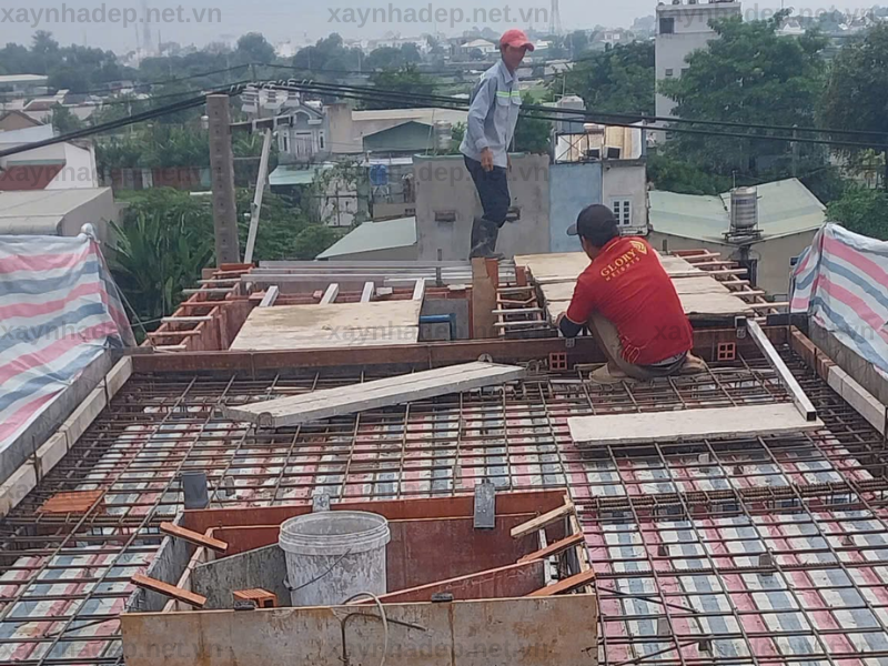 Đổ bê tông mái và cất nóc công trình nhà chị Nhự, Đông Thạnh, Hóc Môn