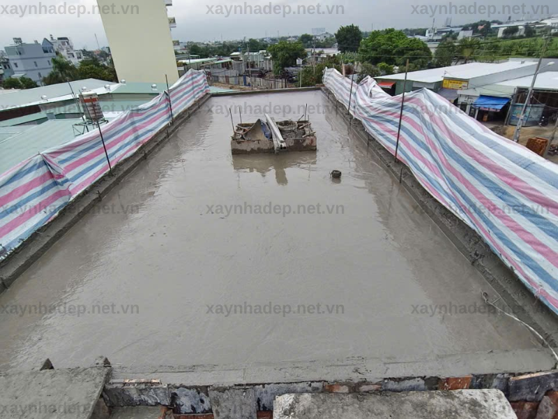 Đổ bê tông mái và cất nóc công trình nhà chị Nhự, Đông Thạnh, Hóc Môn