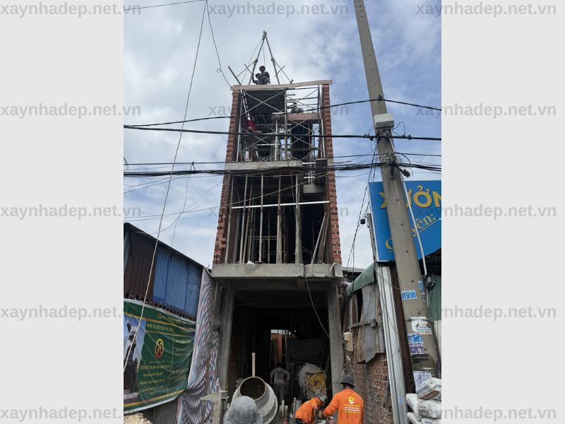 Đổ bê tông mái và cất nóc công trình nhà chị Nhự, Đông Thạnh, Hóc Môn