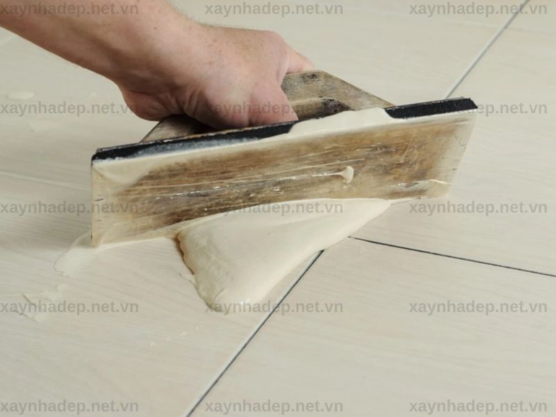 Bước 6 – Chà ron và vệ sinh bề mặt sau khi keo đã khô khoảng 4–6 giờ