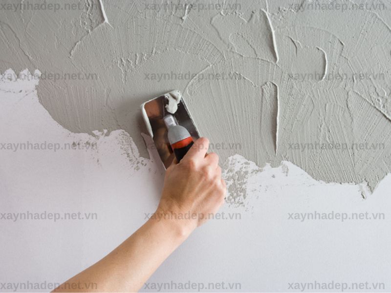 Bước 3 – Bả bột matit và xả nhám để tạo bề mặt phẳng trước khi sơn lót