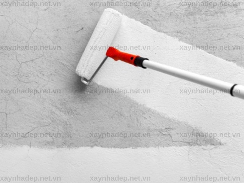 Bước 4 – Lăn sơn lót kháng kiềm để tạo nền bám dính cho lớp phủ