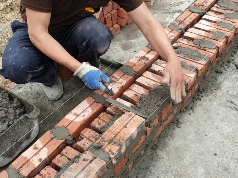 Xử lý chân tường và các vị trí liên kết với kết cấu