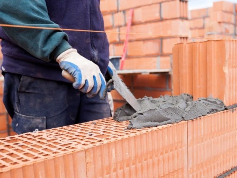 Xây hàng gạch đầu tiên làm chuẩn cho toàn bức tường
