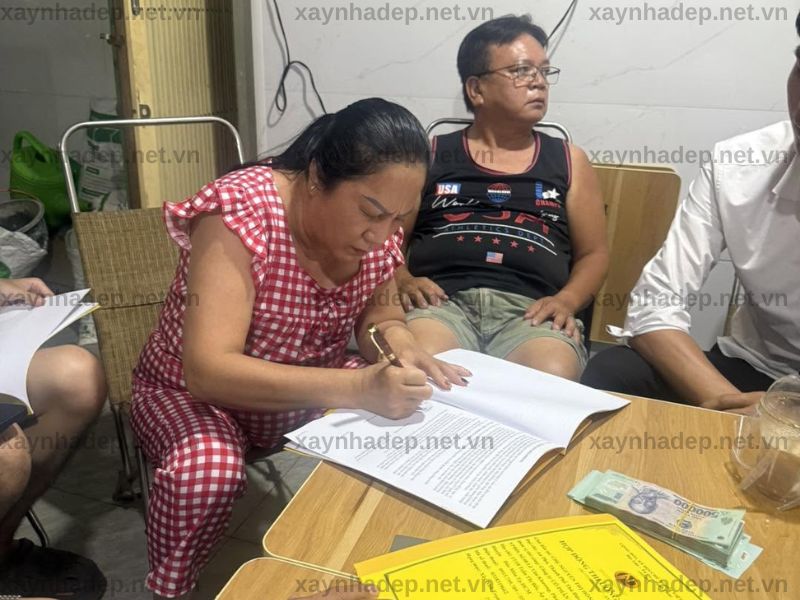 Ký hợp đồng sửa chữa, cải tạo nhà chị Yến tại Quận 2