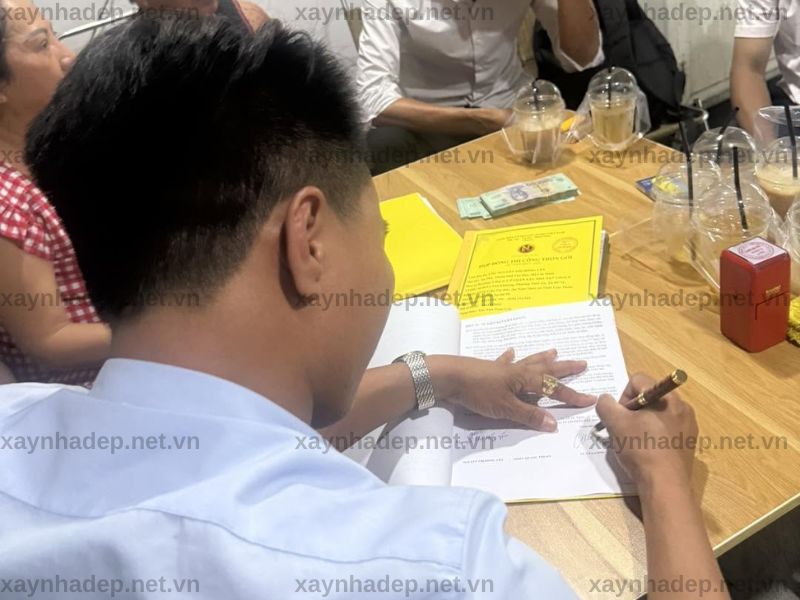 Ký hợp đồng sửa chữa, cải tạo nhà chị Yến tại Quận 2